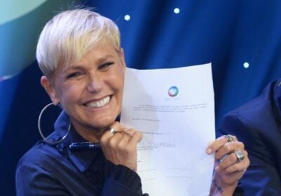 Xuxa mostrando seu contrato com a Record (Foto: Divulgação/ Record)