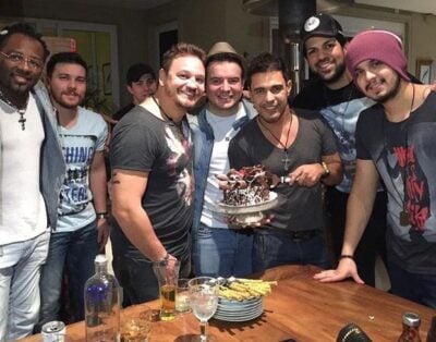 Zezé Di Camargo ao lado dos amigos (Foto: Reprodução)