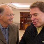 Após 17 anos, Silvio Santos e Edir Macedo se reencontram no "Templo do Salomão" (Foto reprodução: Record)