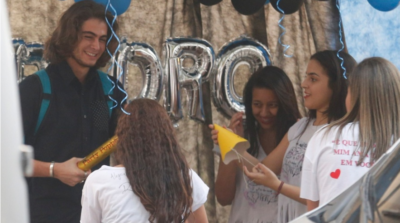 Rafael Vitti comemorando com fãs o final de 