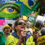 Mulher bate panela durante protesto (Foto: Jefferson Bernardes/AFP)