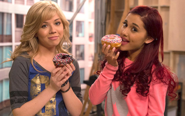Atriz durante os bastidores da série Sam e Cat (Foto: Reprodução)