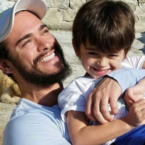 Sidney Sampaio (Oseias) recebeu a visita para lá de especial do filho Leonardo.