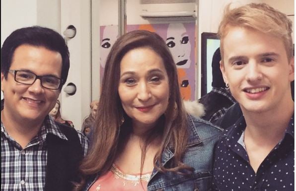 Vladimir Alves, Sônia Abrão, e Aaron Racanicchi nos bastidores da RedeTV! (Foto: Reprodução)