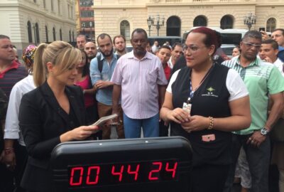Eliana comemora 10 anos como apresentadora aos domingos distribuindo prêmios para os fãs