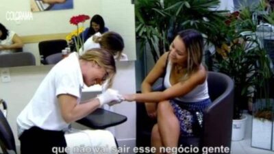 Giovanna Antonelli se disfarça e vira manicure em salão; veja o vídeo