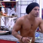 Douglas ficou revoltado com conversa entre Rayanne e JP
(Foto: Reprodução/Record)