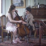 Felipe (Jesuíta Barbosa) ensina Cecília (Alice Wegmann) a tocar violoncelo
(Foto: Globo/João Cotta)