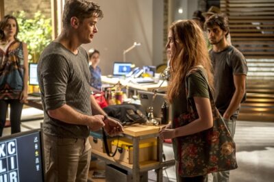 Jonatas ( Felipe Simas ) e Eliza ( Marina Ruy Barbosa ) olham em volta. Ele desconfiado. Ela agradavelmente surpresa. Arthur (Fábio Assunção) recebe a garota na agência
(Foto: Globo/Renato Rocha Miranda)