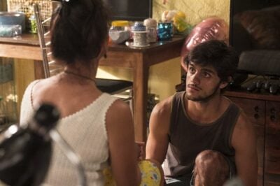 Rosângela (Malu Galli) chora, Florisval (Ailton Graça) encara Jonatas (Felipe Simas) com ironia. Jonatas está desesperado
(Foto: Globo/Pedro Curi)