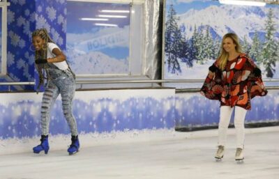 Eliana e Ludmilla se divertem patinando no gelo