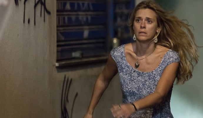 Lara (Carolina Dieckmann) em cena de "A Regra do Jogo" (Foto: Artur Meninea/Gshow)