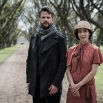 Augusto (Selton Mello) e Mariana (Marjorie Estiano) nos jardins da Quinta de Consuêlo (Aracy Balabanian)
(Foto: Globo/Caiuá Franco)