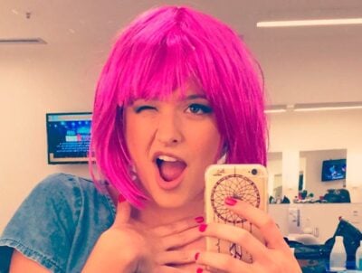 Juliana Paiva nos bastidores da novela (Foto: Reprodução)