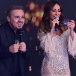 Gugu e Sabrina Sato apresentam o "Família Record"
(Foto: Antonio Chahestian/Record)