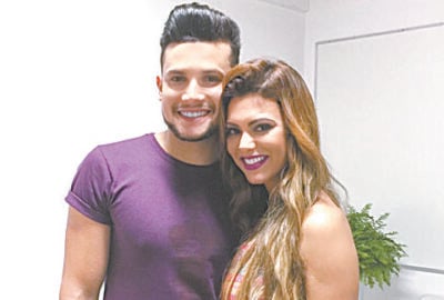 Israel Novaes no chamego com Vina Calmon (Foto: Leo Dias)