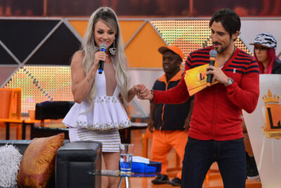 Juju Salimeni ao lado de Marcos Mion no Legendários. (Foto: Divulgação)