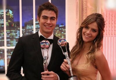 Rafael Vitti e Isabella Santoni agradeceram fã-clubes após receberam o troféu 