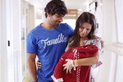 Deborah deixou maternidade com vestido exclusivo. (Foto: Divulgação)