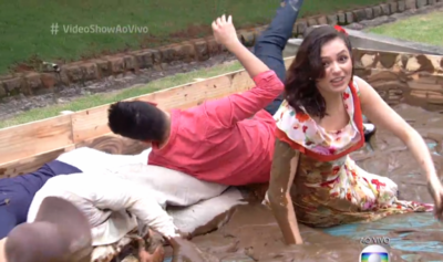 Monica Iozzi mergulhou no lamaçal (Foto: Reprodução)