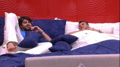 Renan e Daniel conversam na cama (Foto: TV Globo)