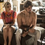 Rafael (Daniel Rocha) ainda está chorando. Lu (Julianne Trevisol) vai consolá-lo. A principio ele fica inerte. Lu tenta abraça-lo e ele reage agressivo
(Foto: Globo/Renato Rocha Miranda)