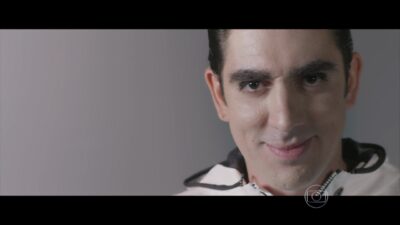 Marcelo Adnet no clipe em que revela spoilers no 