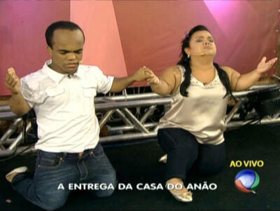 Anão Marquinhos, do Domingo Show, e sua esposa. (Foto: Reprodução)