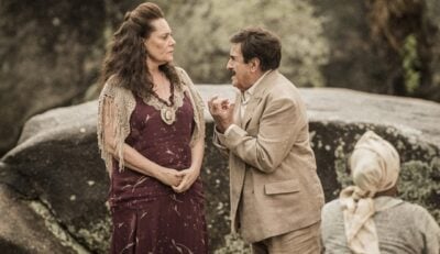 Cunegundes (Elizabeth Savala) e Quinzinho (Ary Fontoura) o batiza de Candido em cena do primeiro capítulo de 