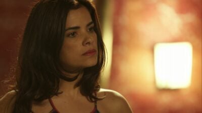 Tóia (Vanessa Giácomo) em cena de 