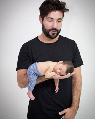 Sandro Pedroso posa com o filho e declara: “momento relax”