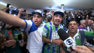 Integrantes da Unidos de Vila Maria se revoltam durante apuração
(Foto: Reprodução/Globo)