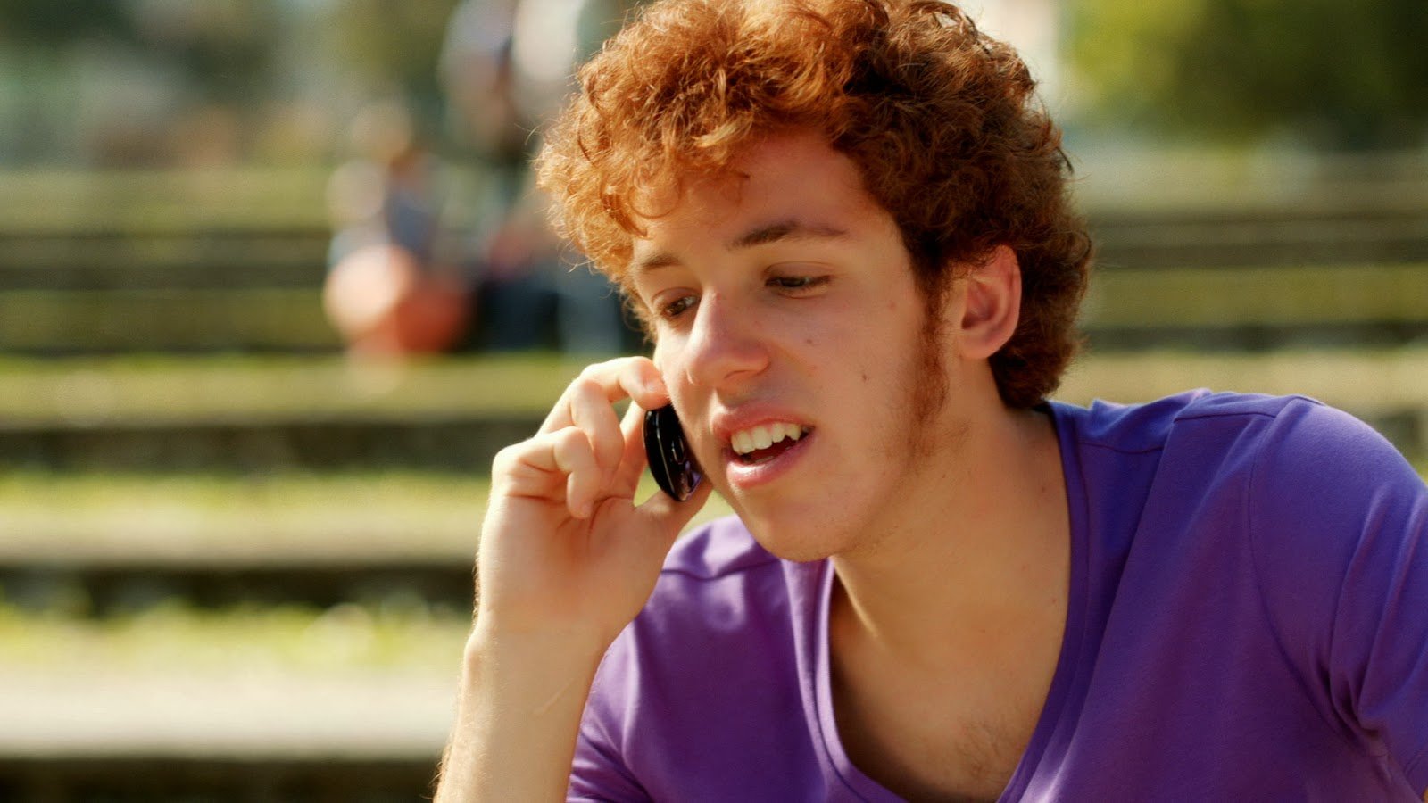 Ator João Côrtes conversando com Grazi Massafera no telefone; ele irá estar no Popstar (Foto: Reprodução)