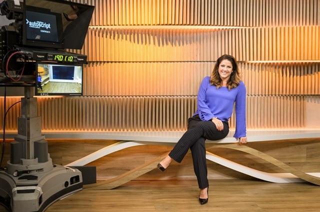 Christiane Pelajo no cenário de seu novo telejornal (Foto: Globo/Ramón Vasconcelos)