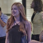 Eliza (Marina Ruy Barbosa) interrompe conversa entre Arthur (Fábio Assunção) e Carolina (Juliana Paes (Foto: Globo/Divulgação)