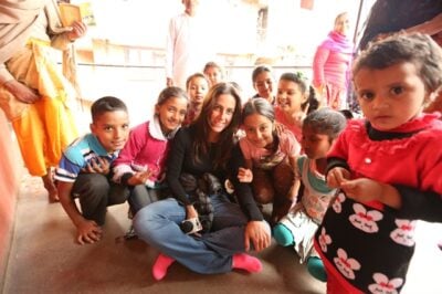 Carol Barcellos gravando com as crianças nepalesas
(Foto: Globo/Divulgação)