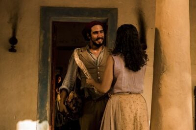 Santo (Renato Góes) e Piedade (Cyria Coentro) na fazenda Piatã
(Foto: Globo/Caiuá Franco)