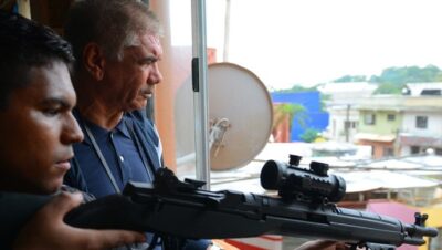 Tio e capanga da facção miram para atirar em Romero
(Foto: Pedro Carrilho/ Gshow)