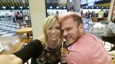 Leo Áquila e o marido (Foto: Reprodução/Facebook)