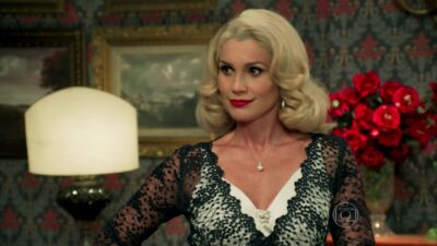 Flávia Alessandra (Sandra) em cena de 