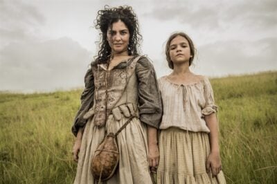 Antônia (Letícia Sabatella) e Joaquina (Mel Maia)
(Foto: Globo/João Cotta)