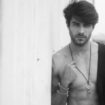 Renan do "BBB 16" estrelou campanha de terços religiosos
(Foto: Rodrigo Marconatto)