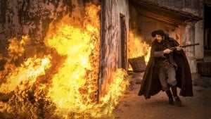 Incêndio na fazenda Piatã. Clemente (Júlio Machado) coloca fogo (Foto: Globo/Caiuá Franco)