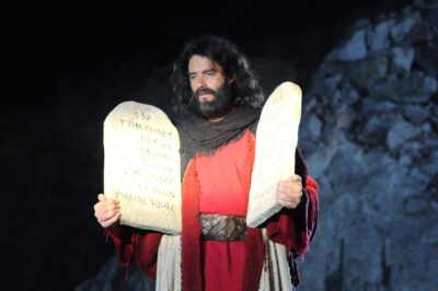 Guilherme Winter (Moisés) em cena de 