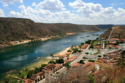 Cidade de Piranhas e o Rio São Francisco (Foto: Maria Hsu.)