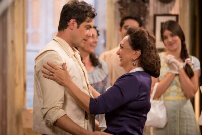 Sérgio Guizé e Eliane Giardini em cena da novela 