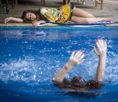 Eliza se afoga e Sofia finge desmaio (Foto: Inácio Moraes/Gshow)