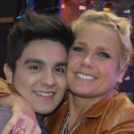 Xuxa se disfarça e surpreende a galera em show de Luan Santana