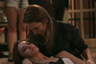 Lili (Vivianne Pasmanter) com Sofia (Priscila Steinman) à beira da morte
(Foto: Globo / Raphael Dias)
