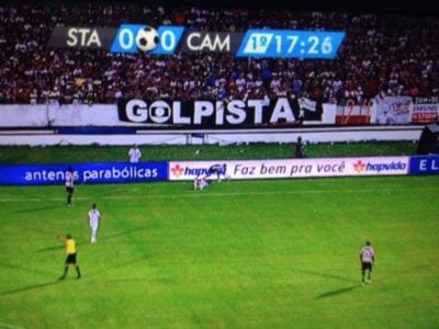 Faixa erguida durante jogo da 